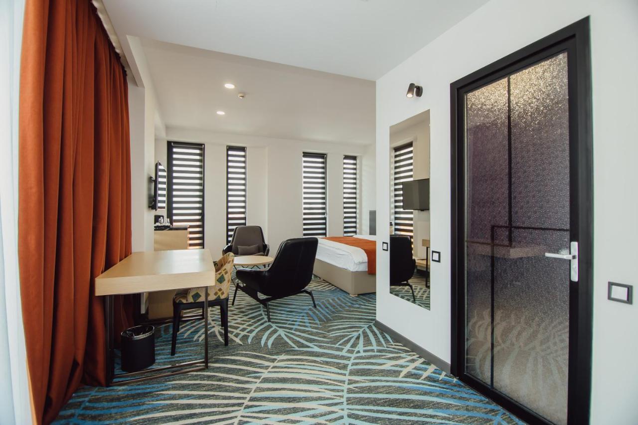Graphic Hotel Batumi Exterior photo