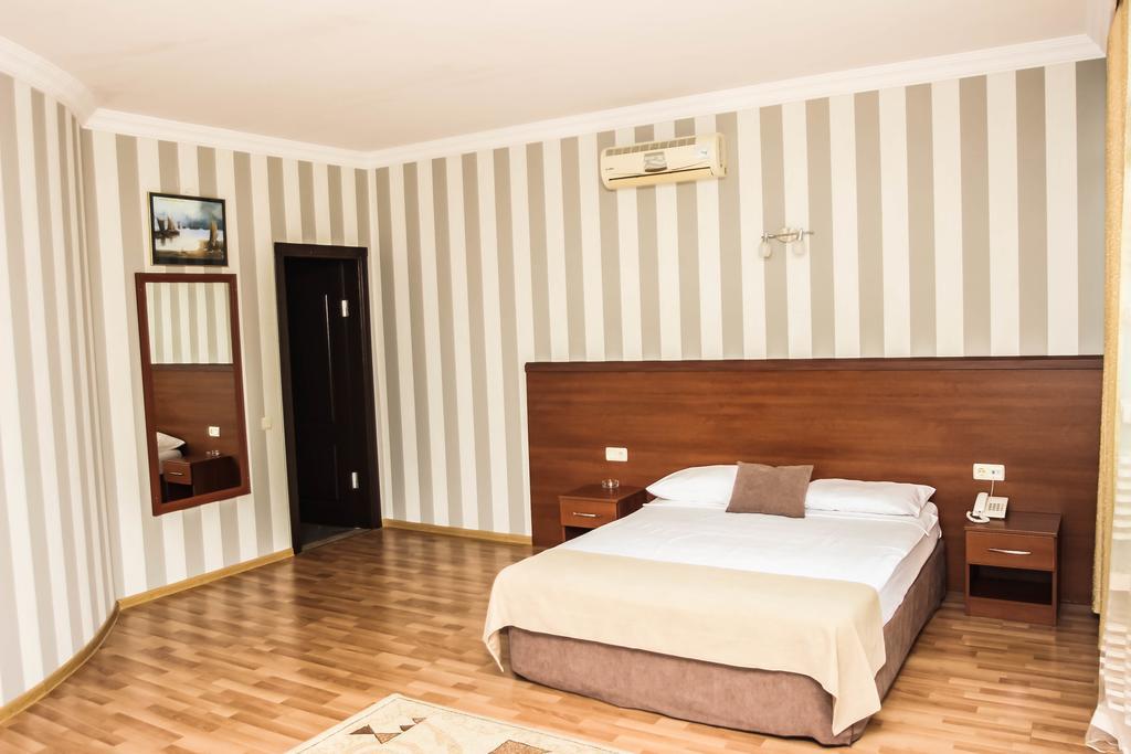 Graphic Hotel Batumi Exterior photo